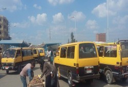 أهالي المحلة يطالبون بحل مشكلة إضراب السائقين ورفع الأجرة