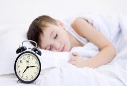 قبل بدء الدراسة.. 6 طرق تساعد طفلك على ضبط مواعيد نومه