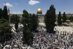 عشرات الآلاف يؤدون "الجمعة" في الأقصى