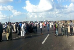 أهالى رشيد يقطعون الطريق الدولى اعتراضاً على إهمال حكومة الانقلاب وبطء انتشال جثث ضحاياهم