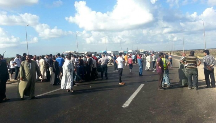 أهالى رشيد يقطعون الطريق الدولى اعتراضاً على إهمال حكومة الانقلاب وبطء انتشال جثث ضحاياهم