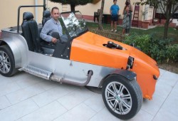 مهندس تركي يصنع سيارة رياضية يستوحي فكرتها من فلم وثائقي