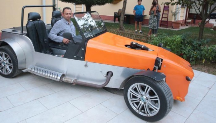 مهندس تركي يصنع سيارة رياضية يستوحي فكرتها من فلم وثائقي