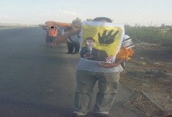 سلسلة بشرية على طريق ترعة السلام بدمياط