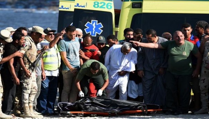 لوموند: غرق مئات المهاجرين يفضح حجم التجارة غير المشروعة بمصر