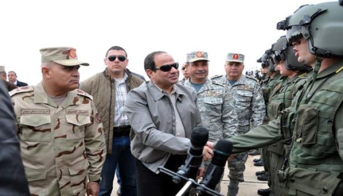 احتجاز ضباط مصريين بزعم "تبني أفكار معارضة للقائد الأعلى"