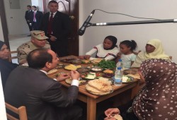 إفطار السيسي مع "الأسرة البسيطة" يفجر سخرية التواصل