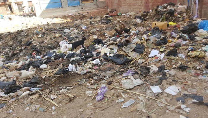 رشيد من الغرق في البحر إلى السباحة في أكوام القمامة