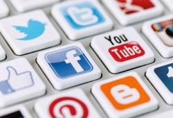 حقوقيون: الانقلاب ضاق ذرعاً بمواقع التواصل الاجتماعي ويريد السيطرة عليها