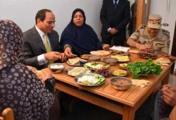 سيدة "الإفطار" تفضح كذب السيسي (فيديو)