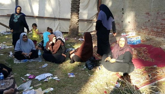 والدة أحد ضحايا رشيد: ابني بكالوريوس وشغال صبي نجار.. وبعنا كل حاجة عشان يسافر