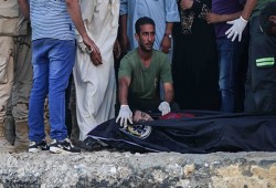 تجمهر أهالى المفقودين بمركب رشيد بمنطقة البوغاز لاستلام ذويهم