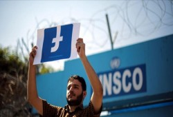 وقفة استنكارية بغزة لإغلاق "فيسبوك" صفحات فلسطينية