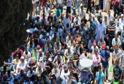 عشرات الآلاف يؤدون صلاة الجمعة في الأقصى