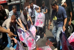 شبّان غاضبون في غزة يحرقون صورًا لـ"بيريز"