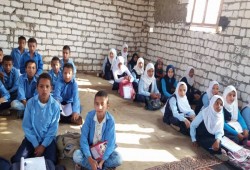 تلاميذ مصر يفترشون الأرض في عهد السيسي