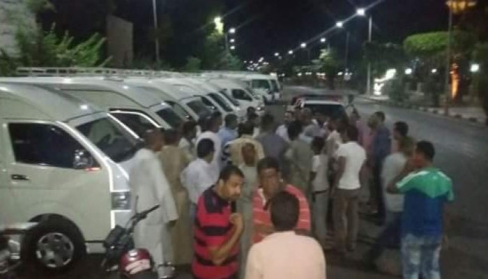 تظاهرة لسائقي الحافلات السياحية بالأقصر أمام المحافظة