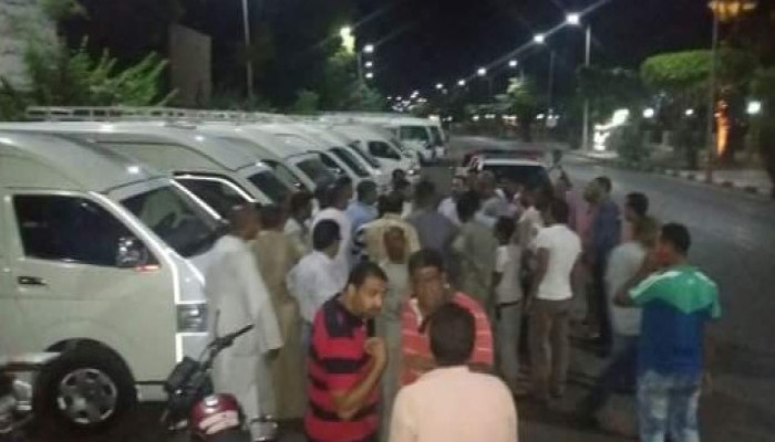 تظاهرة لسائقي الحافلات السياحية بالأقصر أمام المحافظة