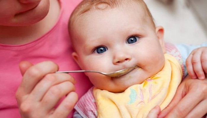 تعرَّفي على الأطعمة المناسبة لعمر طفلك خلال شهوره الأولى