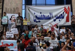 "ميدل إيست آي": ضرب وصعق الصحفيين مستمر في سجون الانقلاب