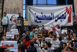 "ميدل إيست آي": ضرب وصعق الصحفيين مستمر في سجون الانقلاب