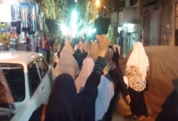 حرائر العصافرة يرفعن صور "مهند إيهاب" في تظاهرة مناهضة للعسكر