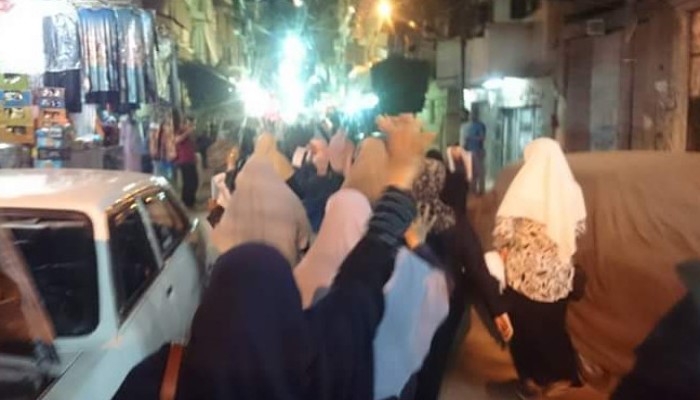 حرائر العصافرة يرفعن صور "مهند إيهاب" في تظاهرة مناهضة للعسكر