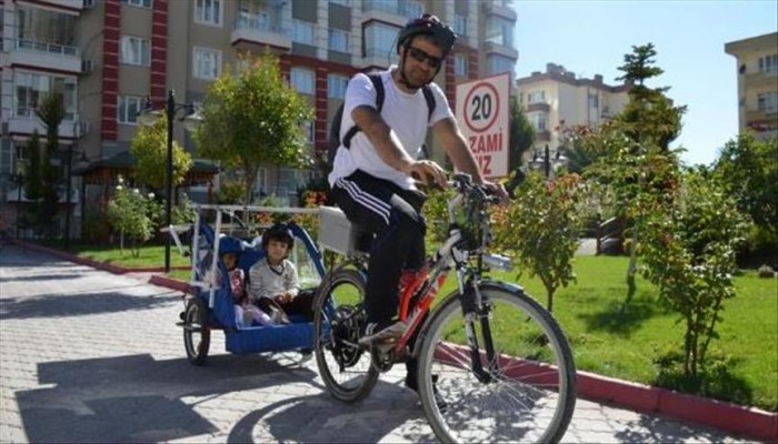 مهندس تركي يصمم دراجة عائلية تعمل بالطاقة الشمسية