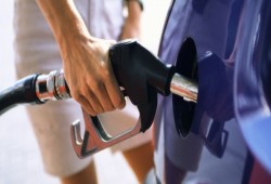 رويترز: الكويت تمنح كل مواطن 75 لتر بنزين مجانًا شهريًا