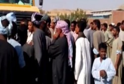 حرب الأنابيب ... أهالى أسوان يستولون على سيارة  أسطوانات البوتاجاز للحصول على احتياجاتهم