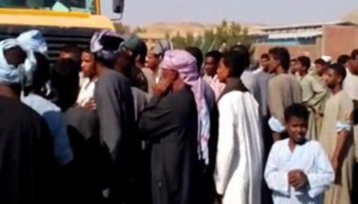 حرب الأنابيب ... أهالى أسوان يستولون على سيارة  أسطوانات البوتاجاز للحصول على احتياجاتهم