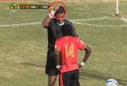 حكم سوداني يلفت الأنظار بلقطة طريفة بمباراة غانا وأوغاندا (فيديو)