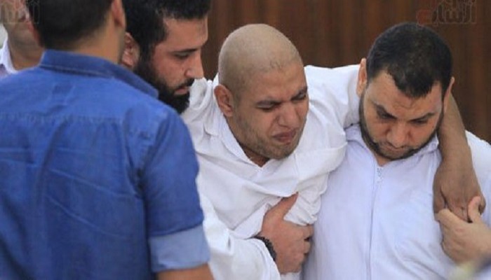 "ويؤثرون على أنفسهم".. هتافات معتقلي "رابعة" تدفع القاضي لإخلاء سبيل مصاب بالسرطان