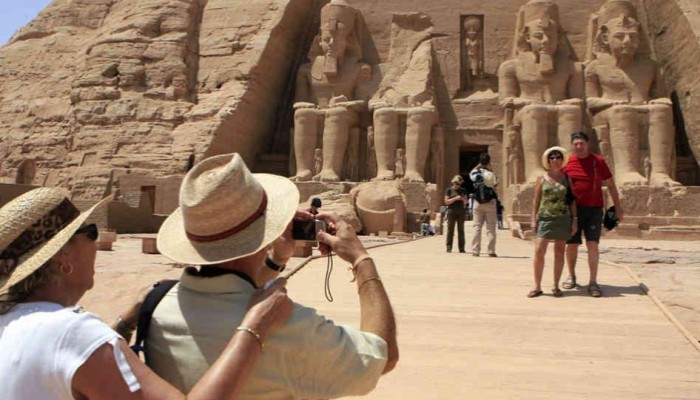 "الإحصاء": تراجع أعداد السائحين بنسبة 45٪