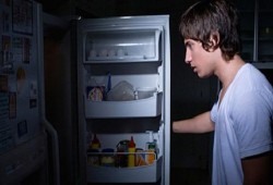 إليكى سيدتى...8 نصائح للتخلص من عادة الأكل ليلاً