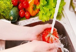 إليكى سيدتى... الطريقة الصحيحة لغسل الفواكه والخضار