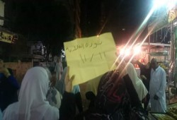 تظاهرة ليلية ترفع صور الرئيس لثوار سيدى بشر بالإسكندريه
