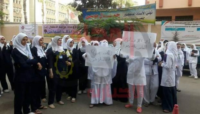 ممرضات مستشفى طنطا يتظاهرن امام البوابة الرئيسية للمستشفى للمطالبة بصرف الكادر والاقتصادى
