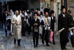 مستوطنون يقتحمون المسجد الأقصى وسط حراسة مشددة من شرطة الاحتلال