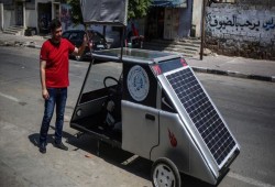 أول سيارة تعمل بالطاقة الشمسية في غزة المحاصرة