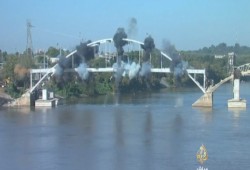 شاهد: جسر عمره 93 عاما يتحدى التفجير