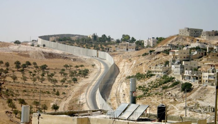 الاحتلال يدّعي الكشف عن نفق فلسطيني أسفل الجدار الفاصل بالضفة