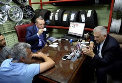 أردوغان يزور محلًا لبيع إطارات السيارات استجابة لدعوة صاحبه