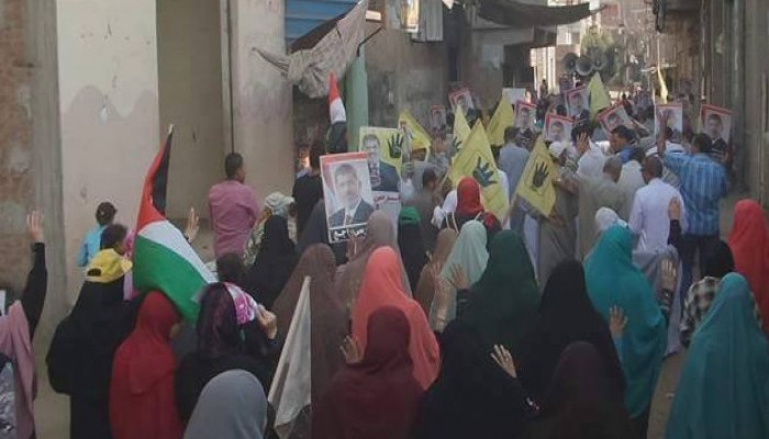 ثوار قرية الرئيس مرسي يهتفون "لا لإعدام الفقراء والمظلومين"