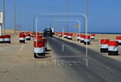 محافظة البحر الأحمر تطور مدخلها بـ"دهان البراميل"