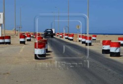 محافظة البحر الأحمر تطور مدخلها بـ"دهان البراميل"