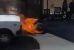 شاهد .. مواطن يشعل النار في نفسه بسبب الفقر أمام نادي للجيش بالإسكندرية
