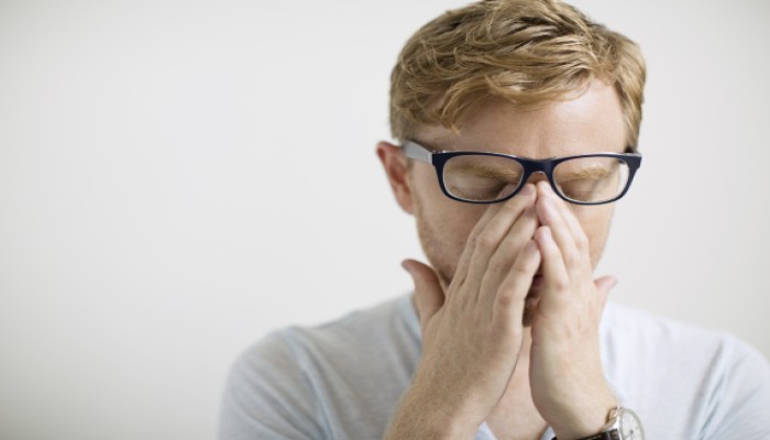 قصور الغدة الدرقية أحدها .. الصداع قد يكون إشارة إلى مرض أخطر