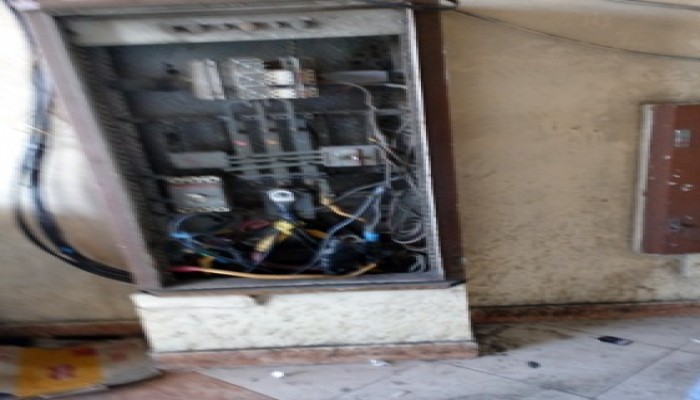 أهالى قرية بدمنهور يستغيثون من أسلاك الكهرباء العارية