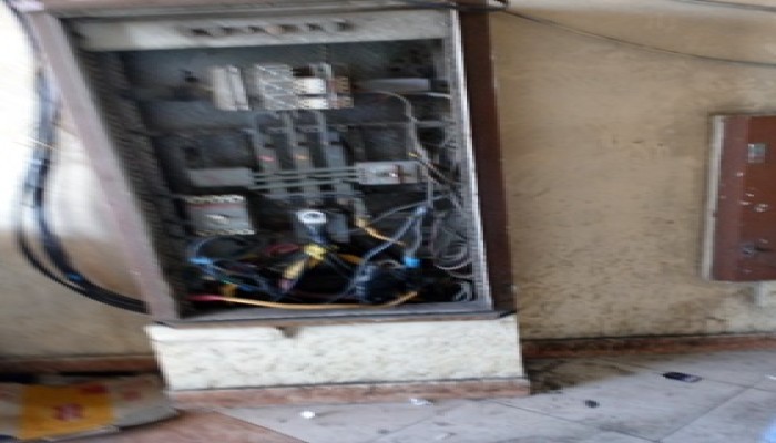 أهالى قرية بدمنهور يستغيثون من أسلاك الكهرباء العارية